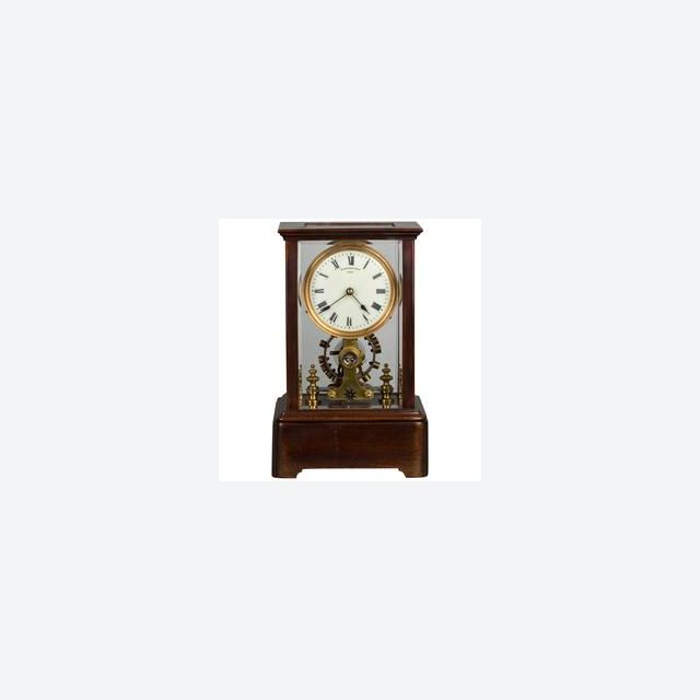 Een op batterijen werkende schouwklok uit circa 1908 van Eureka Clock Co Ltd.
