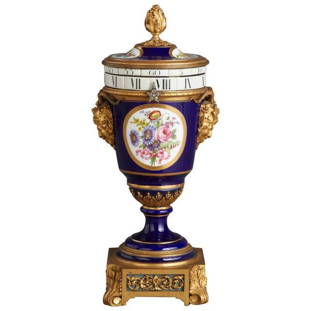 Une charmante horloge-urne probablement Sevres à cadran annulaire sonnant, vers 1880