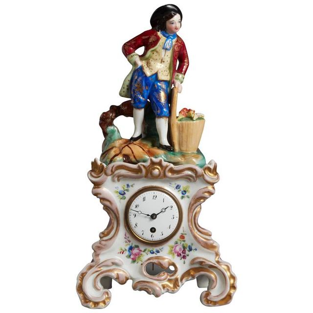 Une charmante petite pendulette en porcelaine KPM, vers 1850