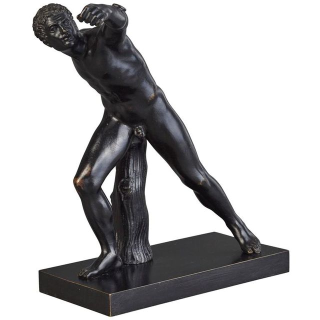 Very nice classical bronze of a Roman or Greek Gladiotor. The nicely patinated and detailed bronze is signed on the base:
