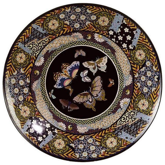 Ein wahrscheinlich japanischer Cloisonné-Teller aus der Meiji-Zeit, um 1900