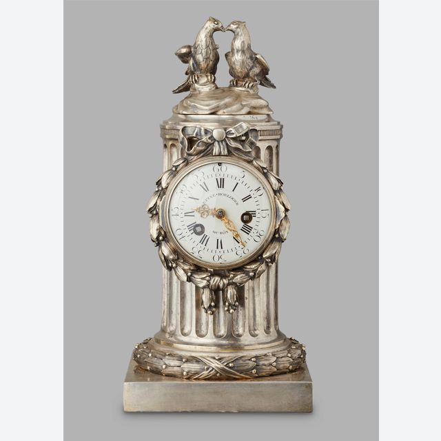 Een 18e-eeuwse Louis XVI Pendule-klok van L'Epine, met een ongebruikelijke verzilverde kast van Osmond, uit ongeveer 1780.