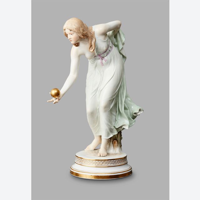 Ein deutsches Meissener Porzellan 'KügelSpielerin' von Walter Scott, um 1890 herum.
