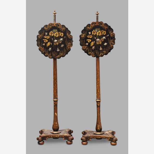 Une paire de pare-feu français décorée de fleurs, vers 1840