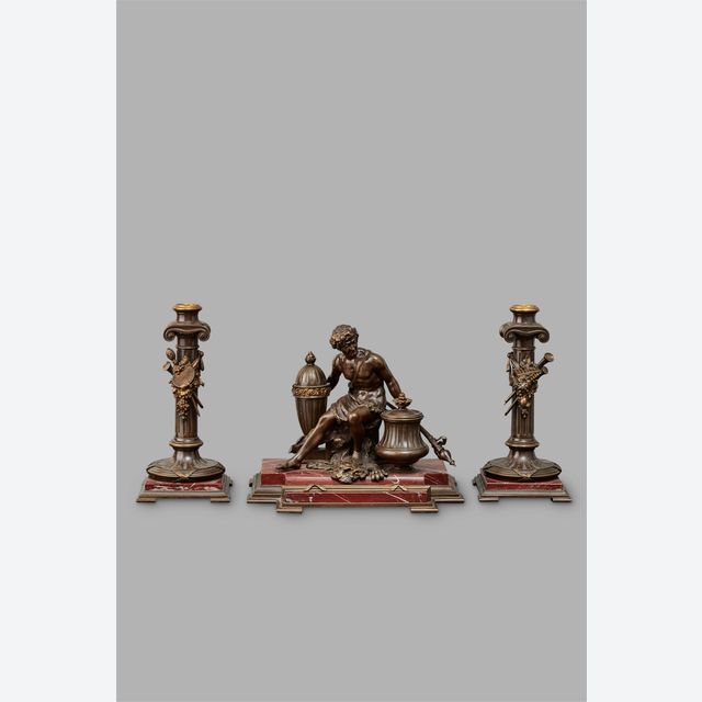 Ein griechisch inspirierter Marmor-Schreibtisch-Tintenfass mit Adonis, passenden Kerzenständern, ca. 1880