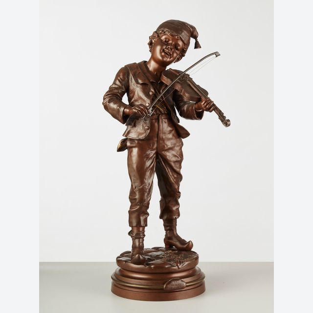 Eine französische Bronzeskulptur eines Jungen, der Violine spielt, signiert E Carlier, um 1880 herum.