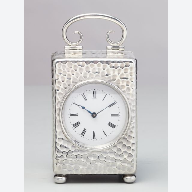 Une petite horloge de voyage en argent anglais par William Comyns, vers 1900