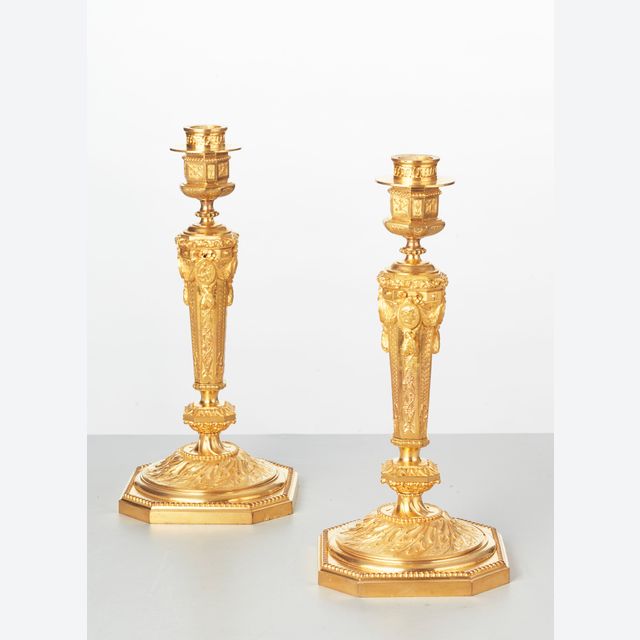 Ein schönes Paar französisch regency-inspirierte vergoldete Bronze-Kerzenständer, um 1880 herum.