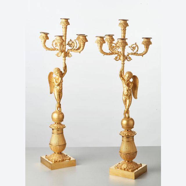 Ein Paar französische Bronzekerzenleuchter mit fünf Armen und Engeln, um 1830 hergestellt.