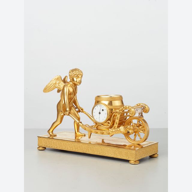 Une pendule de cheminée miniature Empire en bronze doré viennois, vers 1810