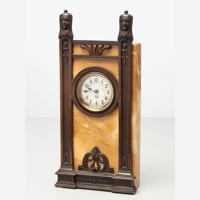 Een Duitse 'Art Deco' bronzen en marmeren schouwklok van Junghans, circa 1920.