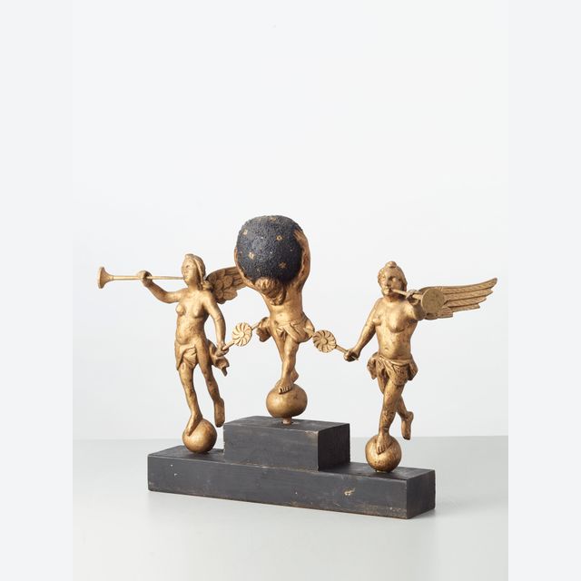 Een set Nederlandse houten vergulde staande klokfiguren, circa 1780.