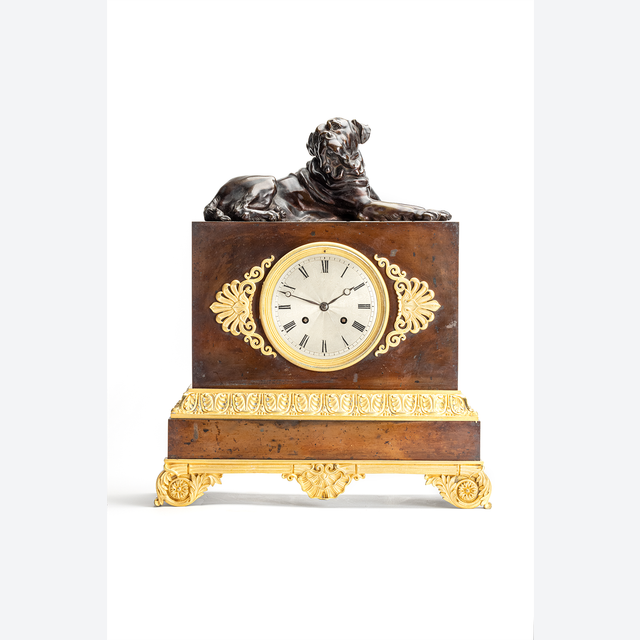 Zeer mooie ongebruikelijke Franse Empire Charles X Pendule met een Bull Mastiff