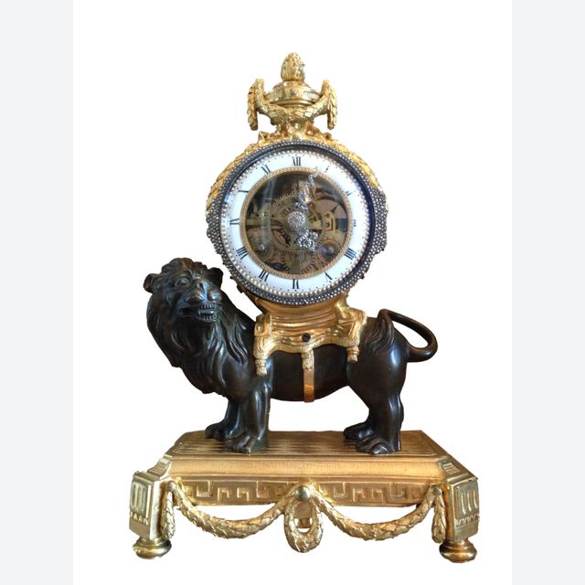 M175 Louis XVI leeuwpendule, met geskeletteerd uurwerk, zilveren wijzers en montuur op de lunette en slagwerk op een zilveren bel.