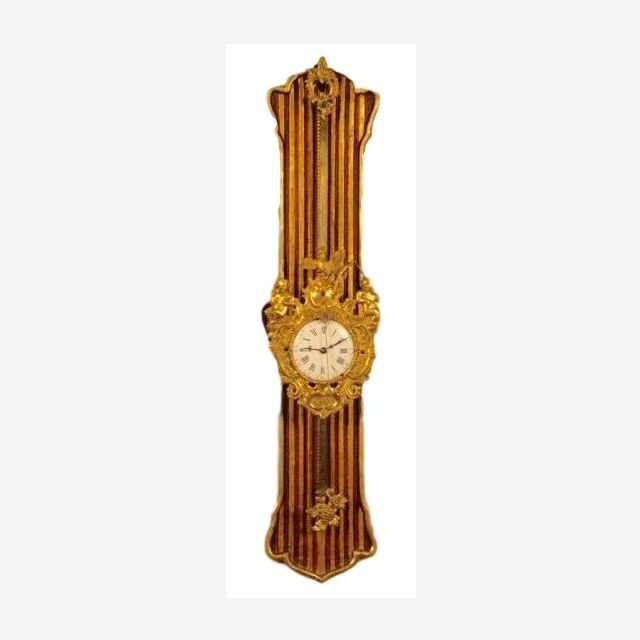 W30 Zaagklok gemonteerd op een gevormde vergulde plank.
