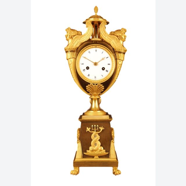 Französische Ormolu- und Patinierte Urnenuhr M53