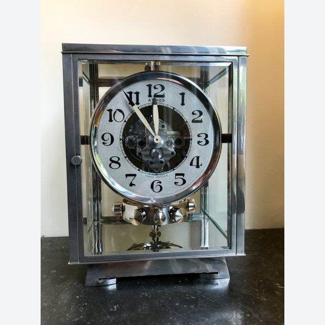 M233 nikkelen artdeco JL Reutter vier glazen Atmos klok, de grote Nikkelen vier glazen kast