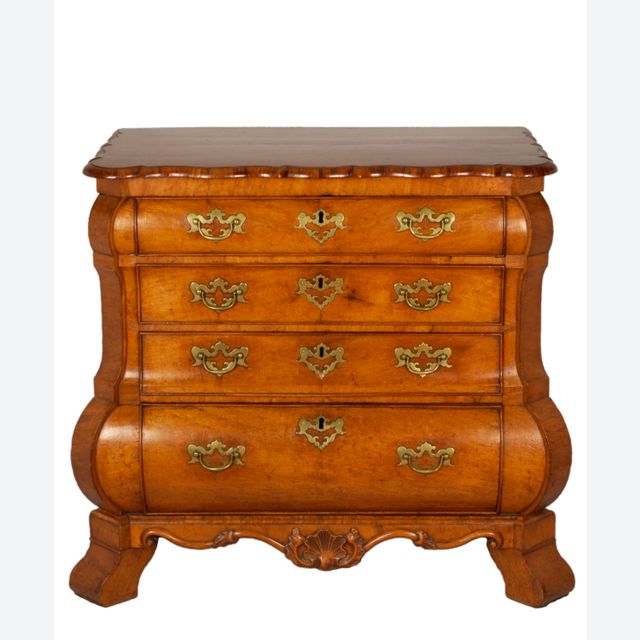Een Louis XV Padouk Commode