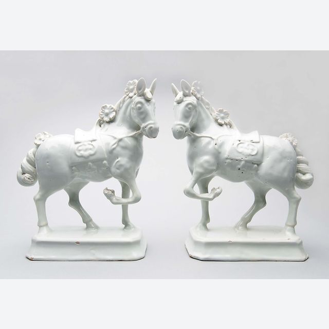 Een Paar Wit Delftse Figuren van Paarden