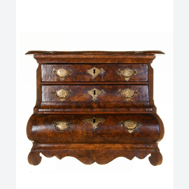 Een Louis XV Miniatuur Commode