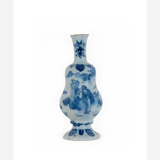 Een Blauw - Witte Achtzijdige Vaas in Delfts Aardewerk