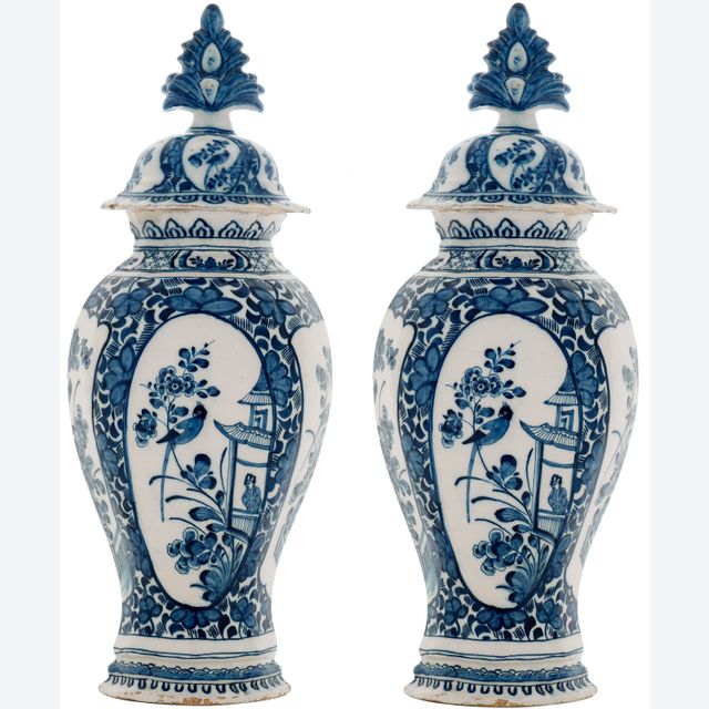Een Paar Blauw - Witte Dekselvazen in Delfts Aardewerk