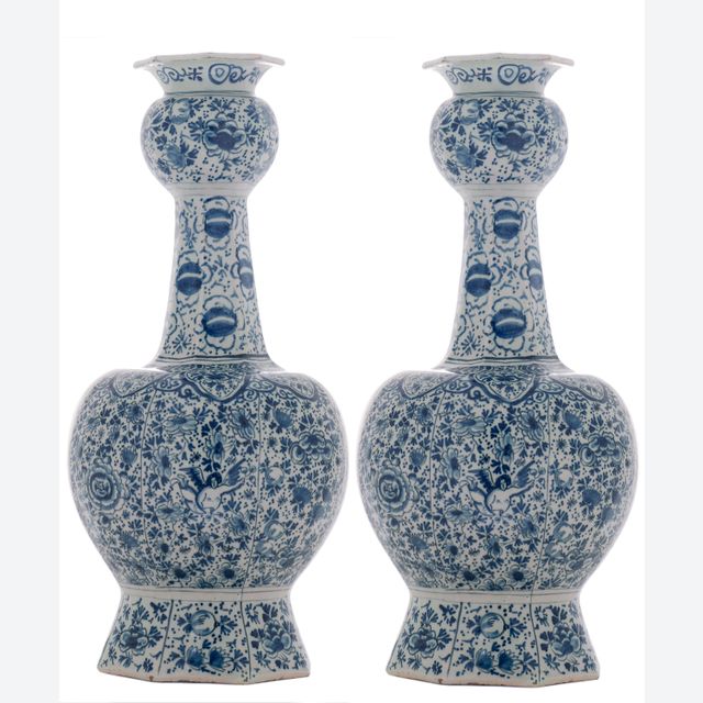 Een Paar Blauw - Witte Knobbelvazen in Delfts Aardewerk