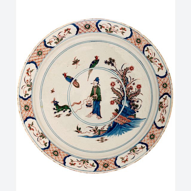 Een Grote Polychrome Schotel in Delfts Aardewerk