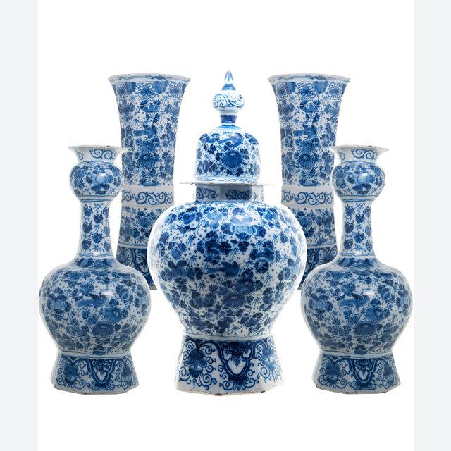 Een Blauw-Wit 5-Delig Kaststel in Delfts Aardewerk