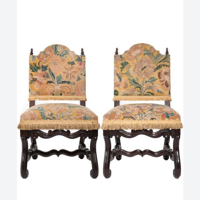 Une paire de chaises Louis XIV en noyer tapissées de tapisserie