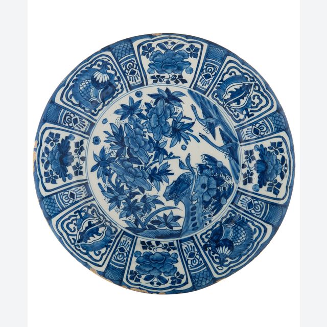 Een Blauw-Witte Delftse Aardewerk 'Kraak Stijl' Schotel