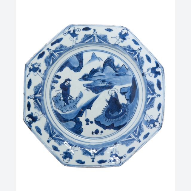 Een Achtkantige Kraakschotel met Twee Boedistische Figuren