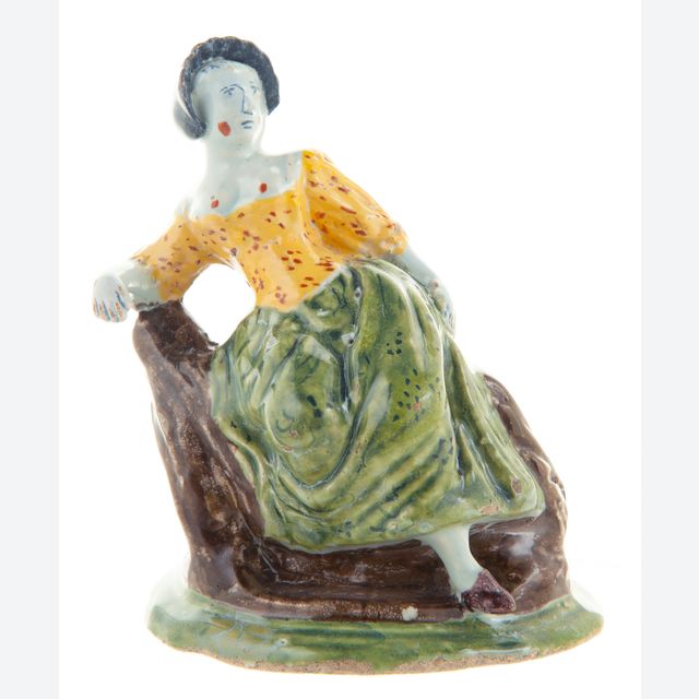 Polychroom Delfts Aardewerk Figuur van een Zittende Dame