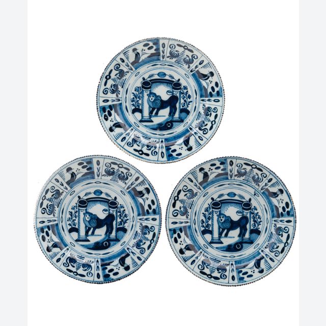 Een Set van Drie Blauw-witte Delftse Schotels