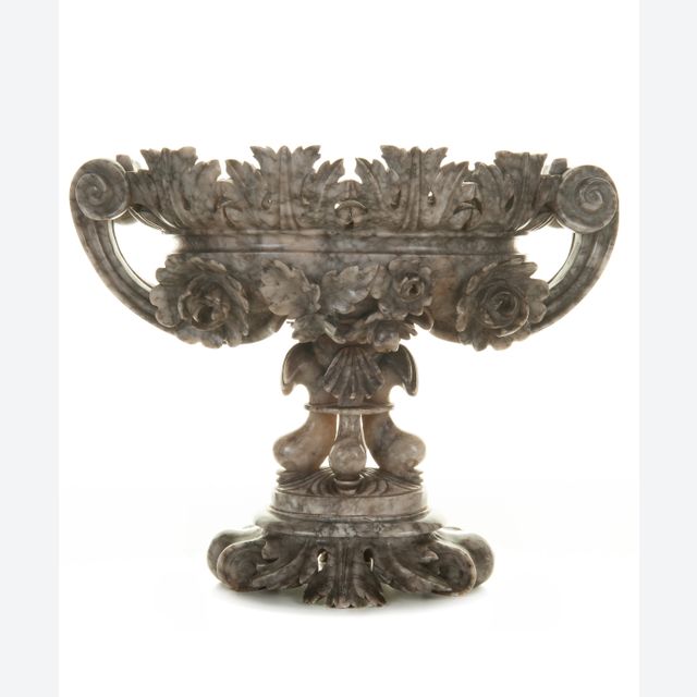 Ein grauer Alabaster-Oval-Coupe