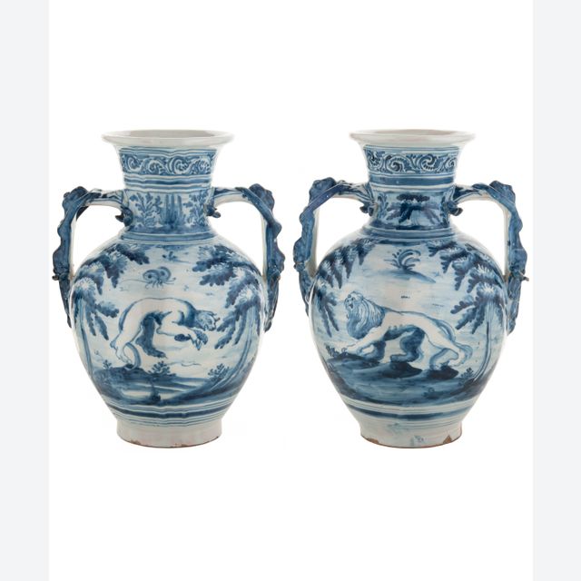 Een Paar Tin-Geglazuurde Blauw Witte Vazen in Aardewerk