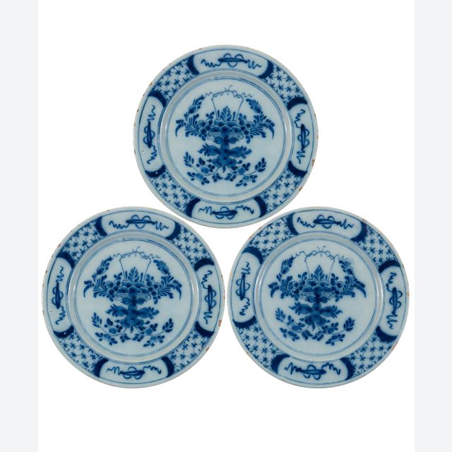 Een Set van Drie Delfts Blauwe en Witte Schotels