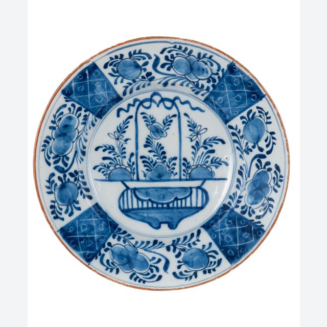 Een Blauw-witte Delfts Schotel met een Decor van een Hengselmand