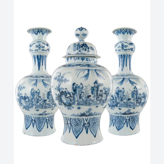 Een Driedelig Blauw - Wit Kaststel in Delfts Aardewerk