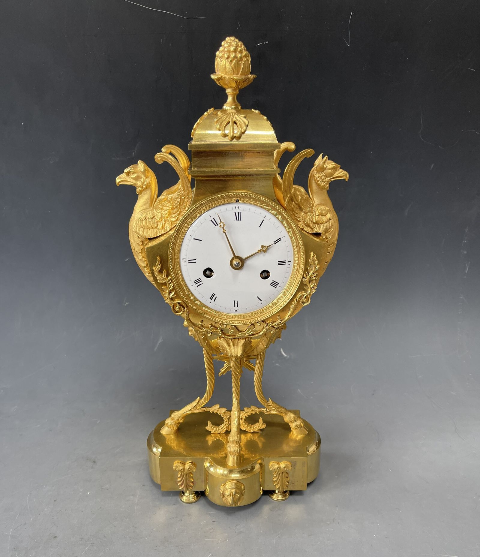 Een Directoire vaaspendule met griffioenen, Frankrijk circa 1800.
