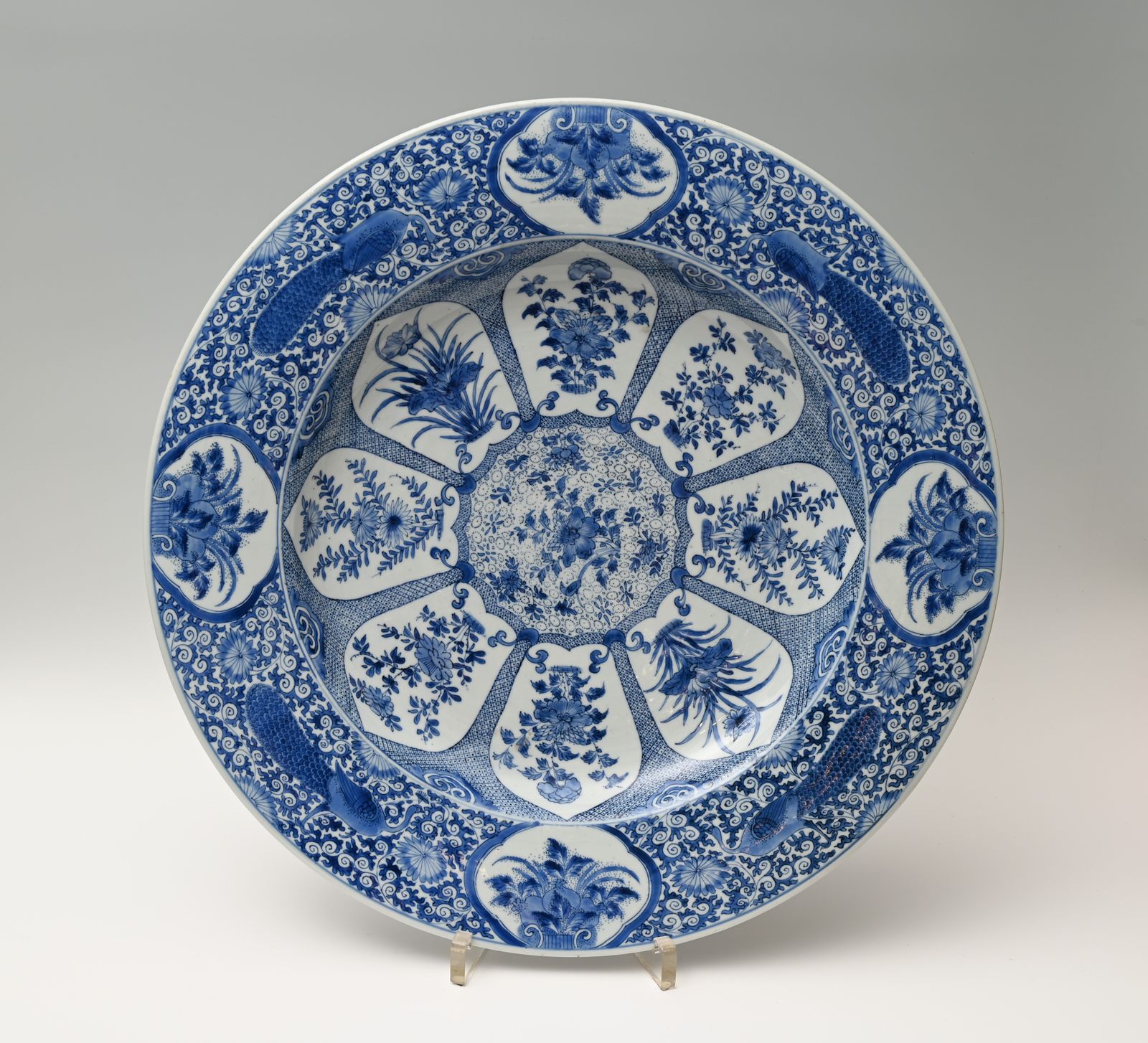 A very large Chinese porcelain dish, diameter 55 cm.