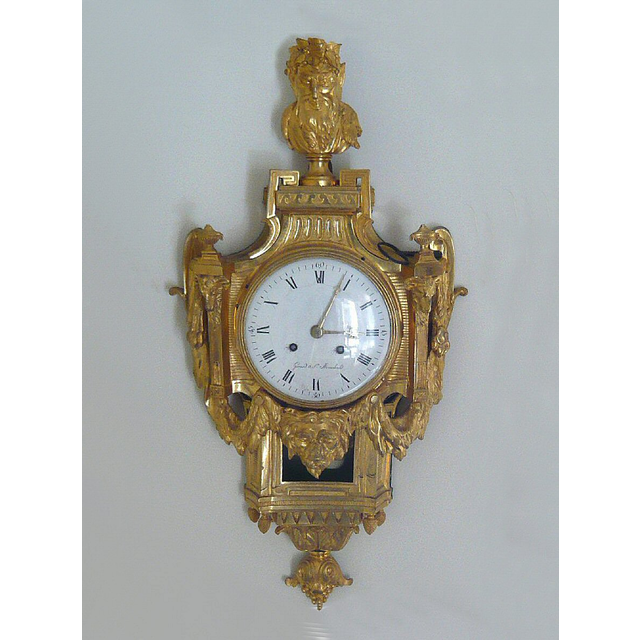 Mooie vuurvergulde  Louis XVI bronzen cartel klok, mascaron,  Gérard à Ste  Menehould, Frankrijk ca.  1780.