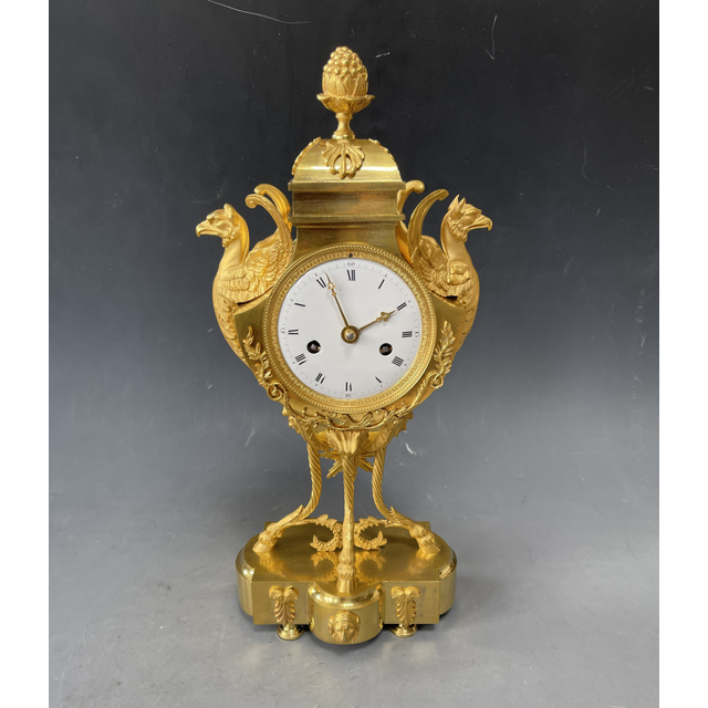 Een Directoire vaaspendule met griffioenen, Frankrijk circa 1800.