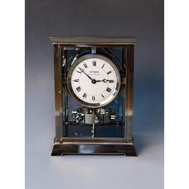 Reutter Atmos, witte emaille wijzerplaat ca. 1930. Uurwerk genummerd: 1090.
