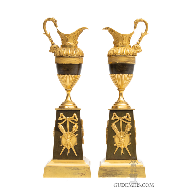 Een paar Franse Restoration bronzen sierkannen/kandelaars, circa 1825.
