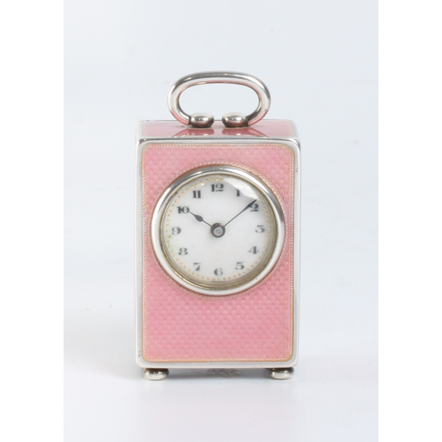 Een miniatuur Zwitsers zilveren roze transparant guilloche email klokje, circa 1900