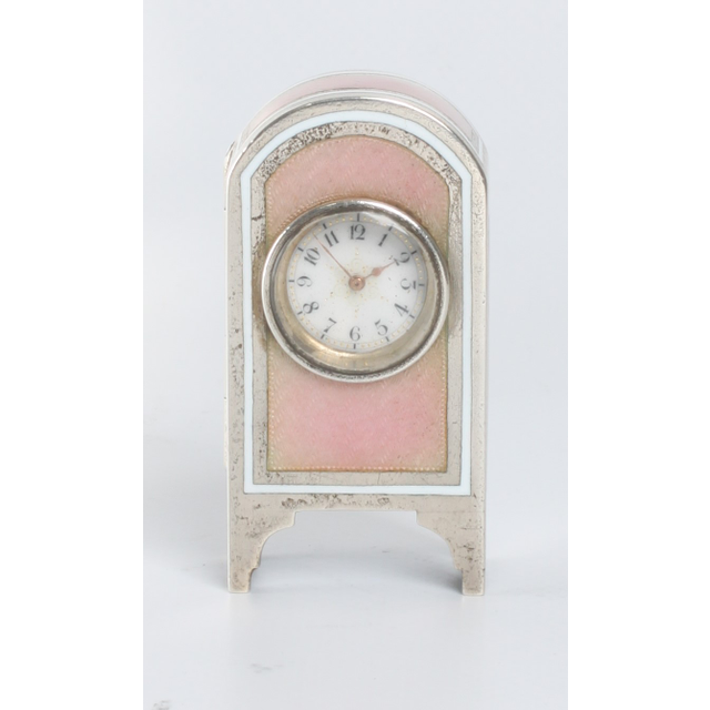 Een miniatuur getoogd Zwitsers zilveren roze transparant guilloche email klokje, circa 1900
