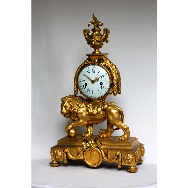 Leeuw – Louis XVI – Pendule – met het medaillon van Lodewijk XVI