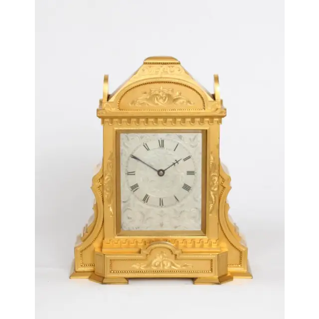 Une petite horloge de table dorée de type 'Cole' gravée en anglais, Manoah Rhodes, vers 1860