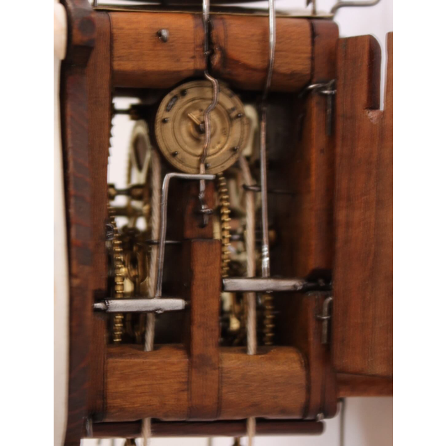Een klein Duits wandklokje met slagwerk en wekker, circa 1860